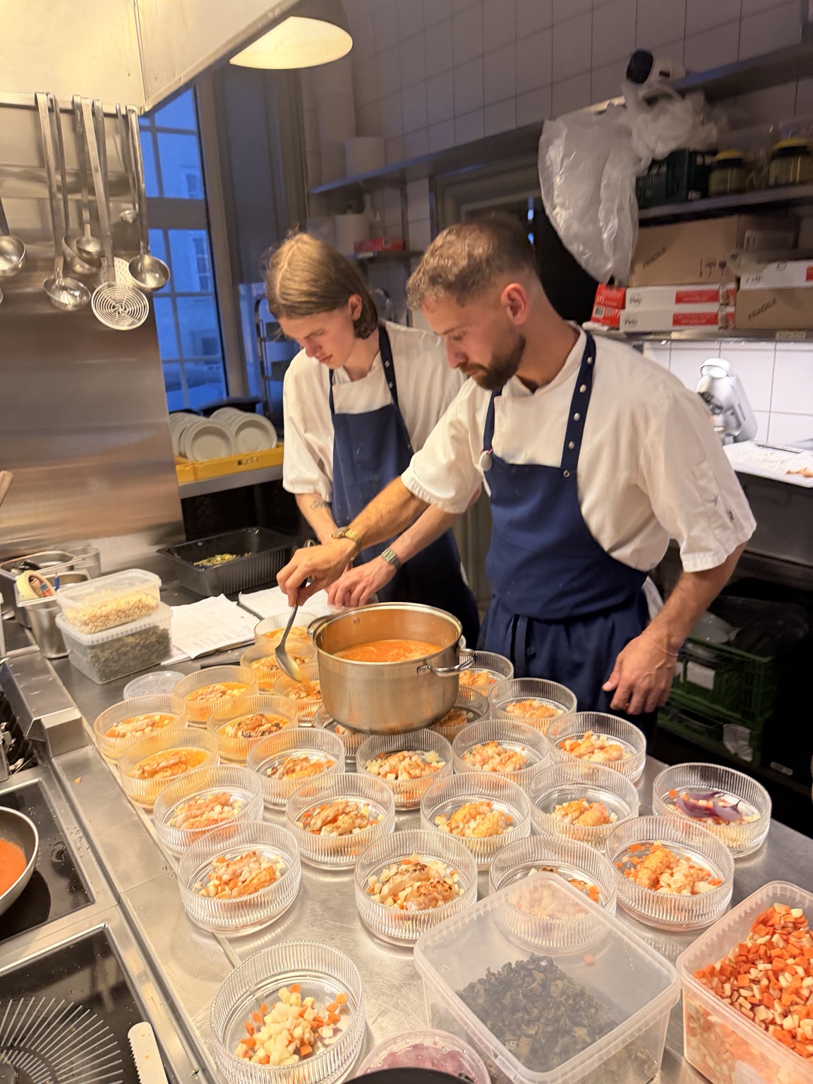 Kokke og køkken på arbejde