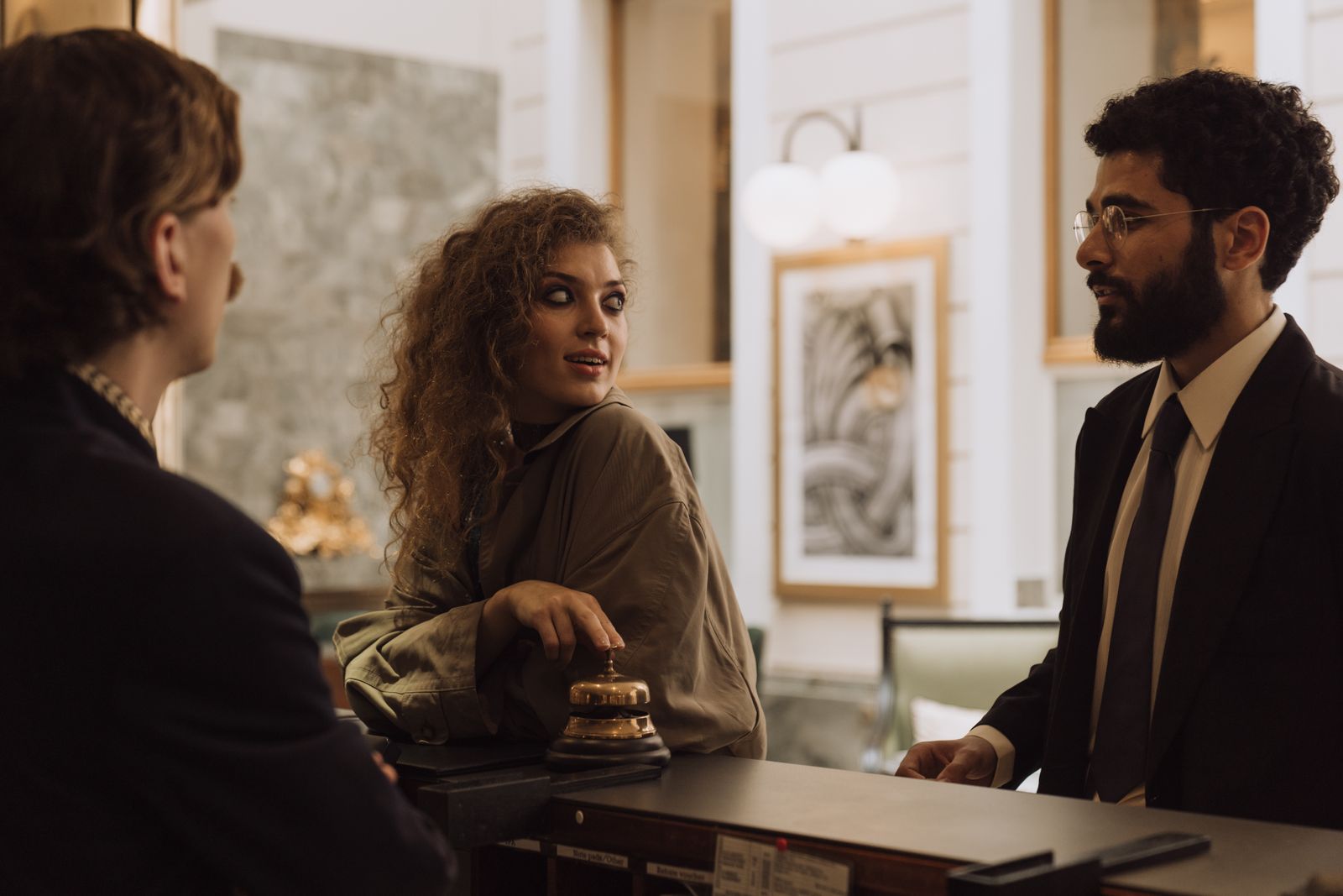 Receptionist tager imod gæster ved receptionsskranken